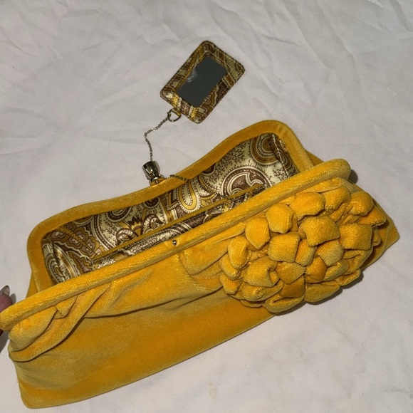 Yellow Clutch - Picture 5 of 7
